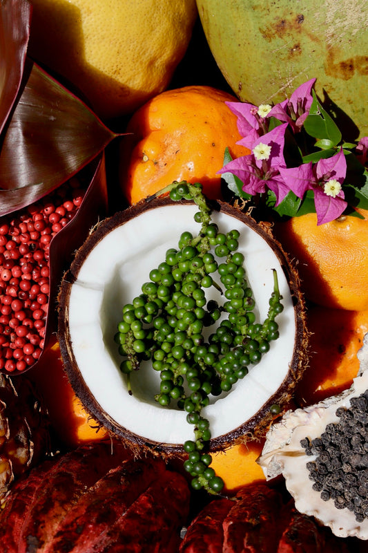 Poivre sauvage Voatsiperifery frais en grappes dans une noix de coco