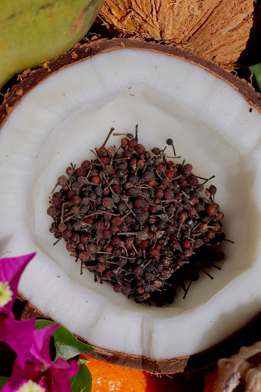 Poivre sauvage Voatsiperifery dans une noix de coco